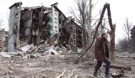 Un hombre camina cerca de un edificio residencial destruido  durante el conflicto Ucrania-Rusia en la ciudad portuaria de Mariupol.