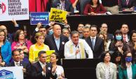 Luis E. Cházaro, coordinador del PRD en Diputados (centro), durante su intervención en San Lázaro, ayer.