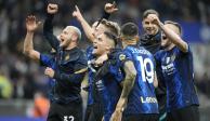 Futbolistas del Inter celebran el triunfo de ayer y su pase a la final del certamen.