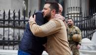 Charles Michel y Volodimir Zelenski se abrazan antes de su reunión en Kiev, Ucrania.