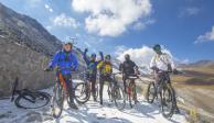 Un grupo de turistas, durante un viaje en bicicleta al Nevado de Toluca.