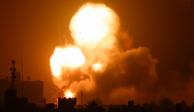 Las llamas y el humo se elevan durante los ataques aéreos israelíes en el sur de la Franja de Gaza.