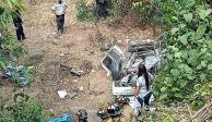 Una camioneta que transportaba a presuntos migrantes cayó del puente Río Seco sobre la autopista Córdoba-Veracruz, lo que dejó un saldo preliminar de dos personas fallecidas y 15 más heridas