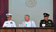 El ejecutivo, ayer,  flanqueado por los secretarios de Marina y Defensa, en el 108 aniversario de la defensa de Veracruz.