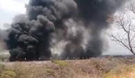 Choque entre pipas provoca incendio en la autopista Siglo XXI, en Cohuecan, Puebla