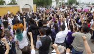 Protesta, ayer, afuera del sitio donde fue hallado el cuerpo de Debanhi.