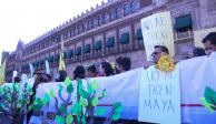 Con cartulinas, mantas y consignas, militantes del PRD se manifestaron en el Zócalo de la CDMX