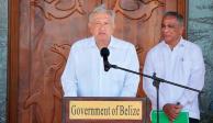 Andrés Manuel López Obrador en un mensaje a medios de comunicación en Belice; a un lado el primer ministro de esa nación, John Briceño