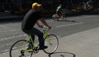 Un hombre pasea en su bicicleta en las calles de la Ciudad de México