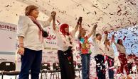 Claudia Sheinbaum (centro) durante el acto de campaña del candidato a la gubernatura de Hidalgo, ayer.