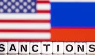 Imagen ilustrativa con la bandera de EU y la palabra "sanciones" en inglés.