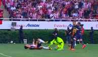 El "Canelo" Angulo choca con Alfredo Talavera en el Chivas vs Pumas, repechaje del Clausura 2022