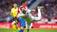 Nacho es derribado, ayer, en el clásico madrileño.