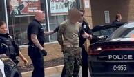 Tiroteo en supermercado de Buffalo deja al menos 10 muertos; en la imagen, un hombre es detenido luego del ataque