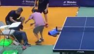 Hombre recibe raquetazo en la cara durante juego de dobles de ping pong