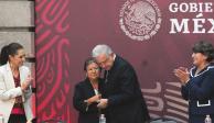 El Presidente, con Sandra Luz Encarnación, maestra galardonada con la medalla Ignacio M. Altamirano, la Jefa de Gobierno (izq.) y la titular de la SEP (der.), ayer.