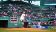 Steve Aoki al momento de su primer lanzamiento en el duelo de la MLB entre Red Sox y Astros en Fenway Park.
