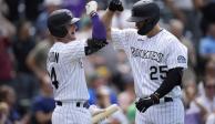 Ryan McMahon y  C.J. Cron celebran una carrera, ayer.