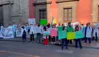 Médicos protestan afuera de Palacio Nacional.