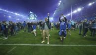 Aficionados del Everton festejan en Goodison Park la victoria del club sobre el Crystal Palace en la Jornada 37 de la Premier League.