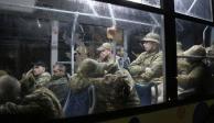 Militares ucranianos sentados en un autobús tras salir de la planta siderúrgica de Azovstal, en Mariupol, el viernes 20 de mayo de 2022
