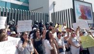 Feministas se manifiestan en Fiscalía de Puebla; exigen justicia por asesinato de Cecilia Monzón.