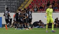 Jugadores del Pachuca celebran un gol ante el Atlas en torneo regular.