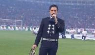El Hijo de Alejandro Fernández se equivocó a la hora de entornar el himno nacional.