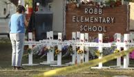 Familiares de las víctimas colocaron cruces en la entrada de la primaria de Texas, ayer.