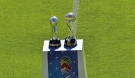 El trofeo de campeón del Clausura 2022 y del Campeón de Campeones que levantó el Atlas en el Estadio Hidalgo.