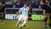 Messi conduce el balón en un partido ante México.