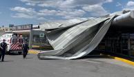Ráfagas de viento tiran techo de terminal de autobuses de Atlacomulco, Edomex.