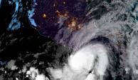 En esta imagen satelital, proporcionada por la Oficina Nacional de Administración Oceánica y Atmosférica (NOAA, por sus siglas en inglés), se muestra al huracán "Agatha" sobre la costa del Pacífico mexicano, en el estado de Oaxaca