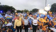 Laura Fernández, candidata a la gubernatura de Quintana Roo por la alianza PAN-PRD (centro), cierra campaña en Cancún.