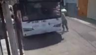 Conductor va por su autobús tras olvidar ponerle el freno de mano.