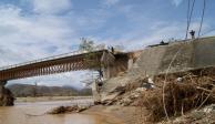 El principal puente de acceso a Santa María Tonameca sufrió severos daños y se evalúa si debe ser demolido.