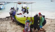 Pescadores protegen su lancha ante el mal tiempo en Puerto Morelos, ayer.