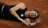 Alexander Zverev se duele después de su lesión en el tobillo derecho en las semifinales de Roland Garros, el 2 de junio.