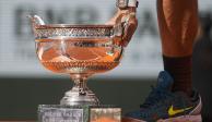 El trofeo que acredita al español Rafael Nadal como el nuevo campeón del torneo de Roland Garros, el segundo Grand Slam del 2022.