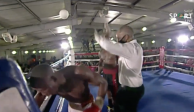 Momento en el que Simiso Buthelezi lanza golpes al aire durante su combate de box contra Siphesihle Mntungwa.