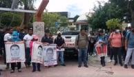 Familiares de los 43 normalistas de Ayotzinapa desaparecidos marchan en Guerrero para exigir avances en la investigación.