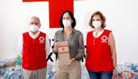 La alcaldesa Lía Limón con funcionarios de la Cruz Roja.