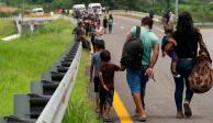 Migrantes que partieron en caravana desde Tapachula el lunes; han avanzado hasta el municipio de Huixtla, Chiapas