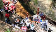 Personal de la Cruz Roja atendió a los heridos del puente, en Cuernavaca, ayer.