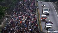 La caravana de migrantes, durante su descanso sobre la carretera de Huehuetán, en Chiapas, ayer.