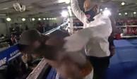 Simiso Buthelezi da golpes al aire durante su pelea de box contra Sipheshile Mntungwa.