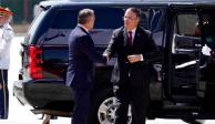 Marcelo Ebrard, secretario de Relaciones Exteriores, llega a la alfombra roja antes de la ceremonia de apertura de la Cumbre de las Américas.