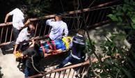 Socorristas trasladan a una de las heridas tras el accidente del pasado martes.