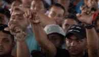 Tras una asamblea, integrantes de la caravana decidieron mantener su avance, ayer en Huixtla, Chiapas.