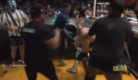 El luchador El Sagrado se agarró a golpes con un aficionado durante una función del CMLL en la Arena Coliseo de Guadalajara.